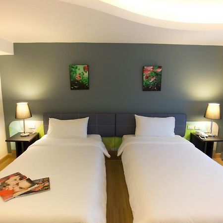 Grand Tower Inn Sathorn Hotel Бангкок Экстерьер фото