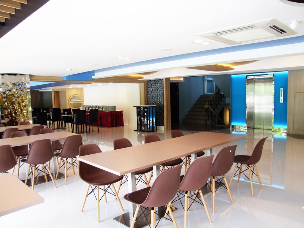 Grand Tower Inn Sathorn Hotel Бангкок Экстерьер фото