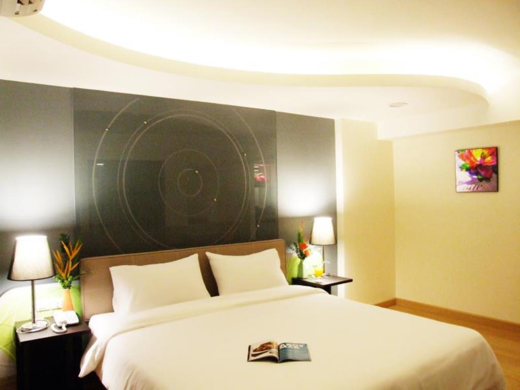 Grand Tower Inn Sathorn Hotel Бангкок Экстерьер фото