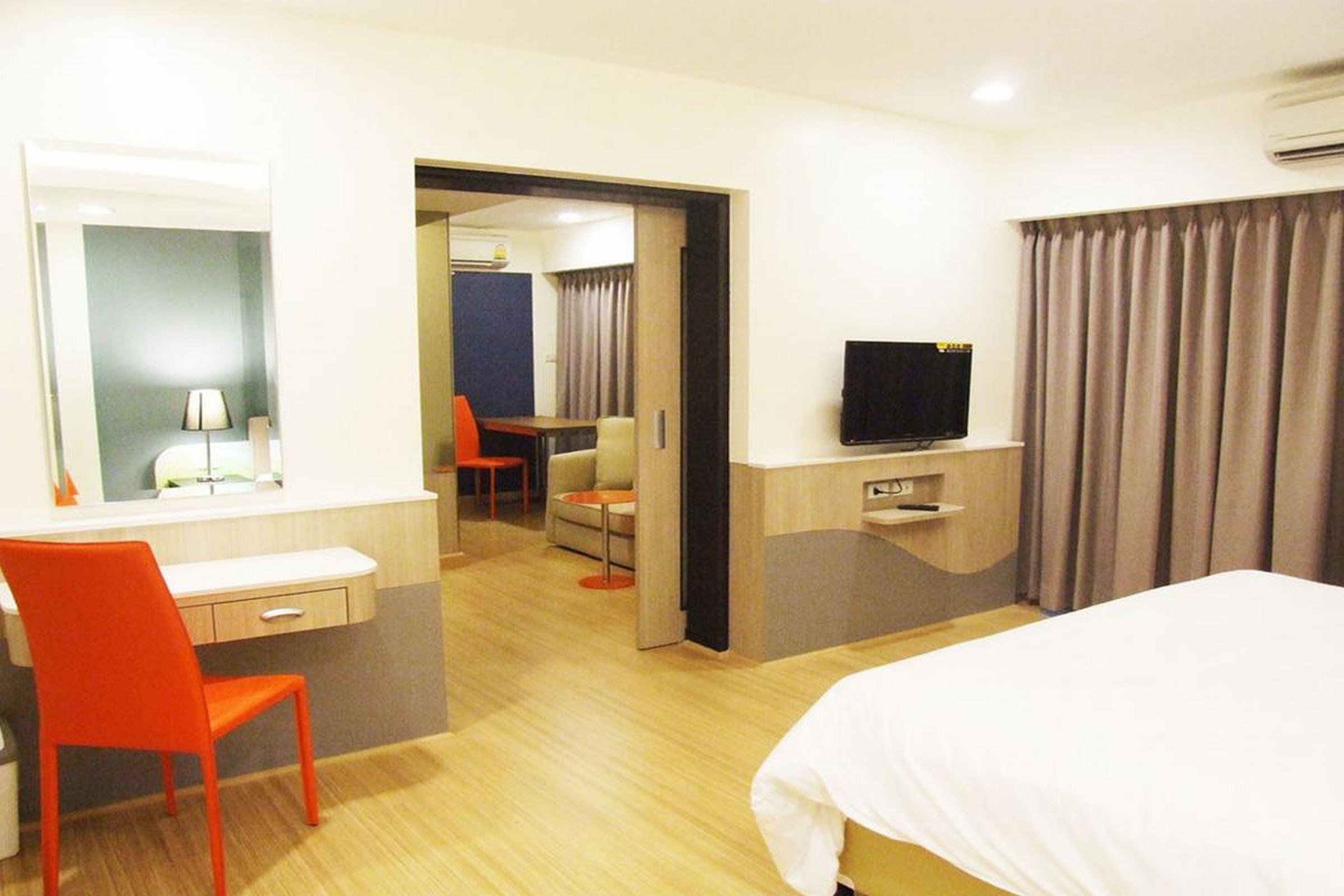 Grand Tower Inn Sathorn Hotel Бангкок Экстерьер фото