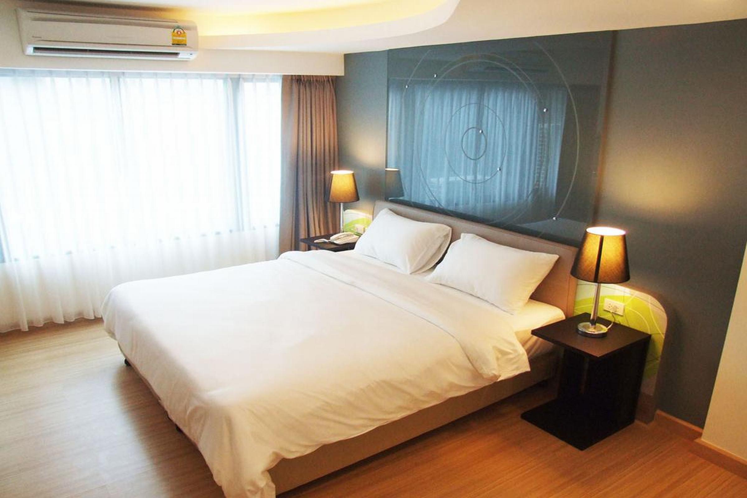 Grand Tower Inn Sathorn Hotel Бангкок Экстерьер фото