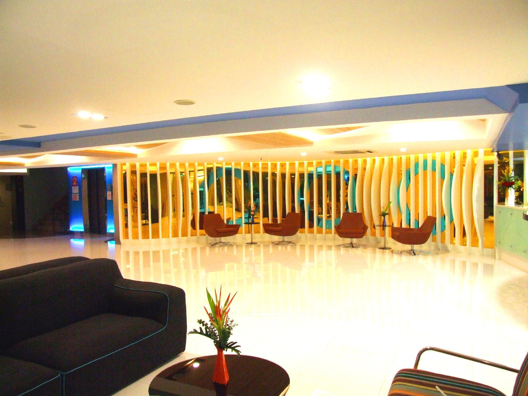 Grand Tower Inn Sathorn Hotel Бангкок Экстерьер фото