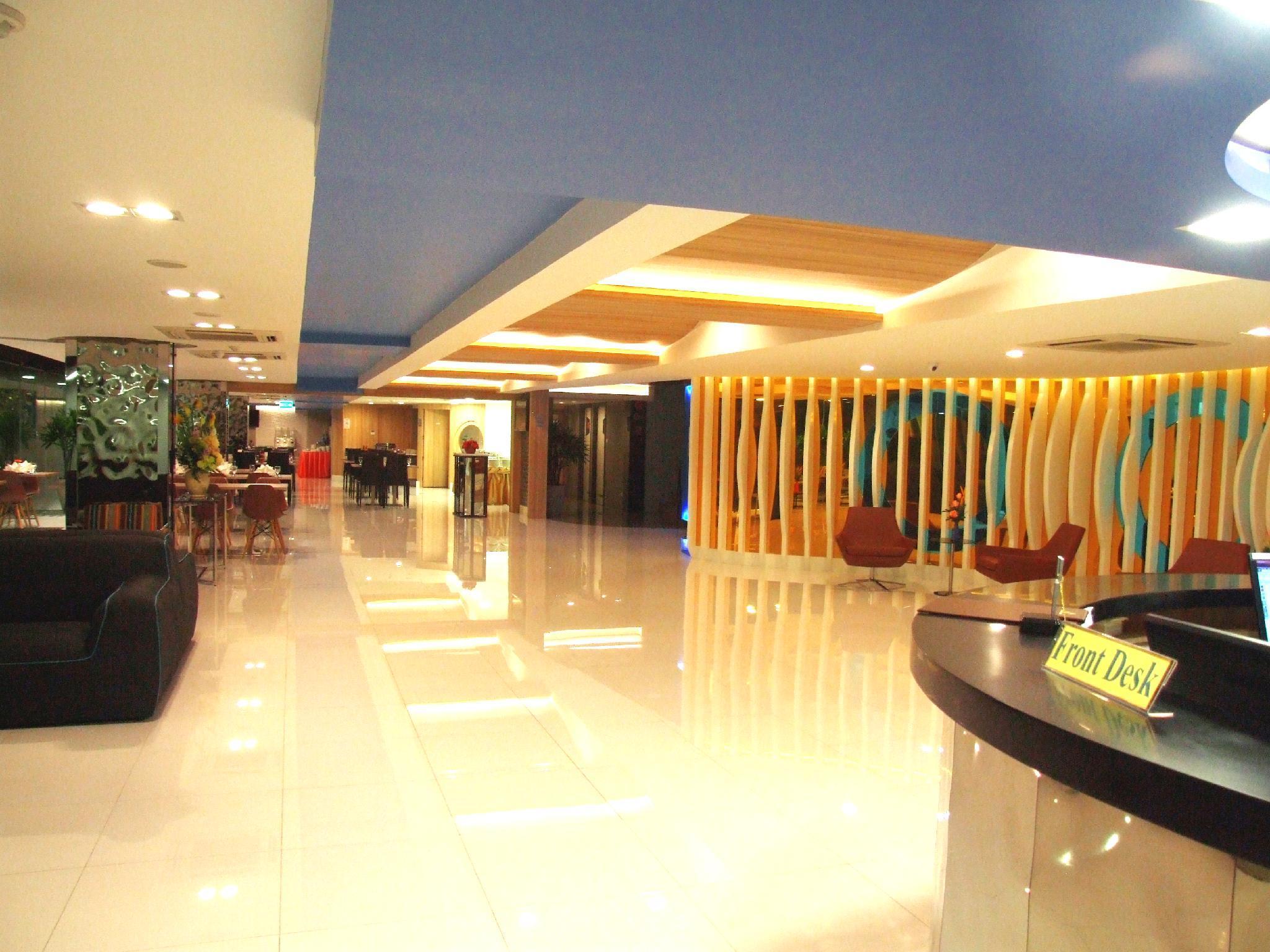 Grand Tower Inn Sathorn Hotel Бангкок Экстерьер фото