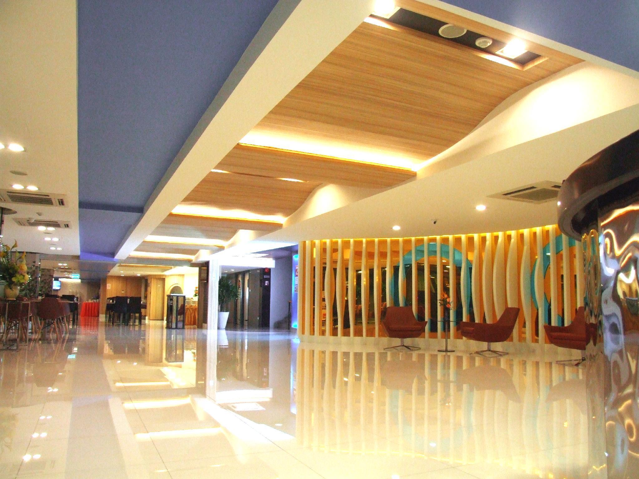 Grand Tower Inn Sathorn Hotel Бангкок Экстерьер фото