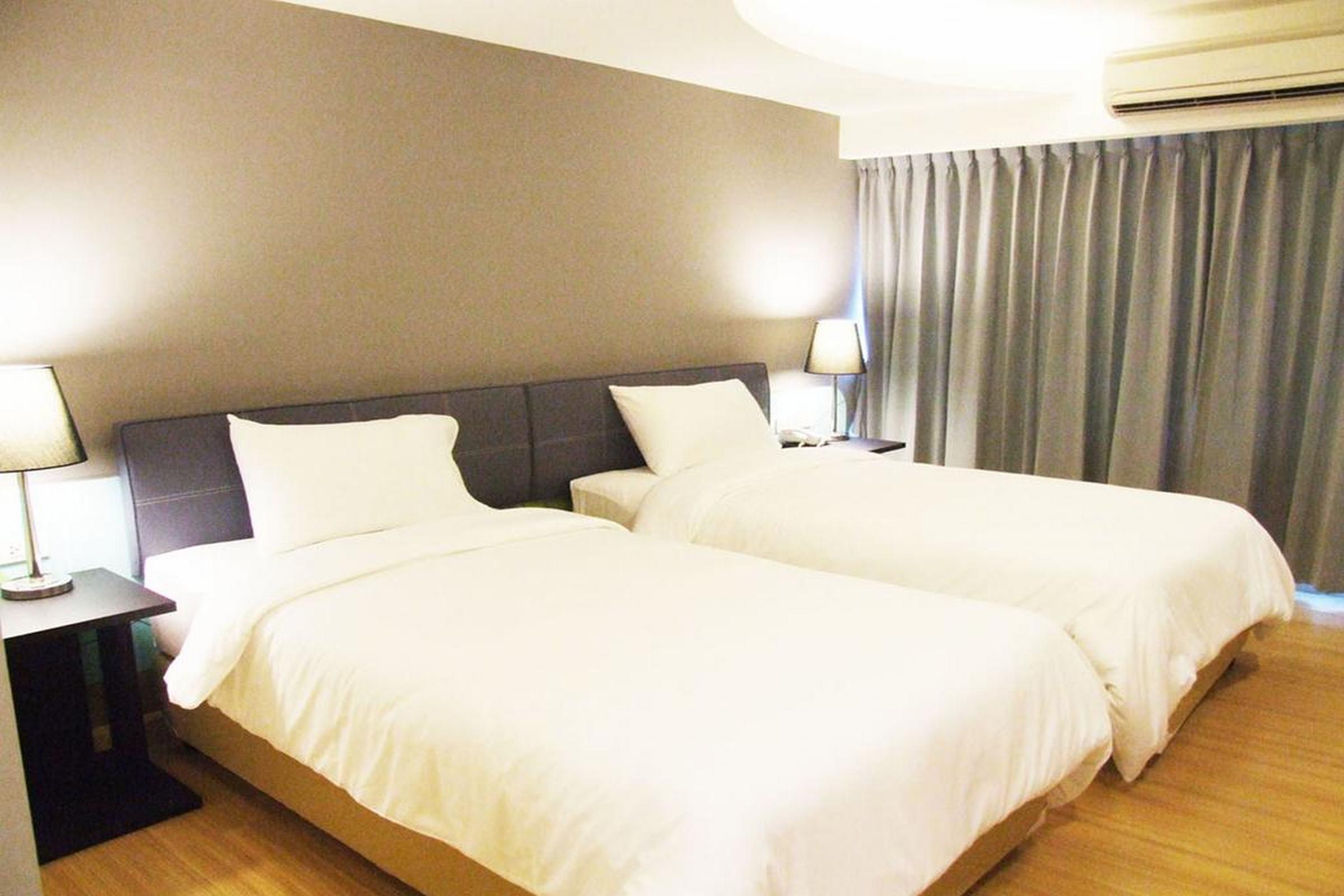 Grand Tower Inn Sathorn Hotel Бангкок Экстерьер фото
