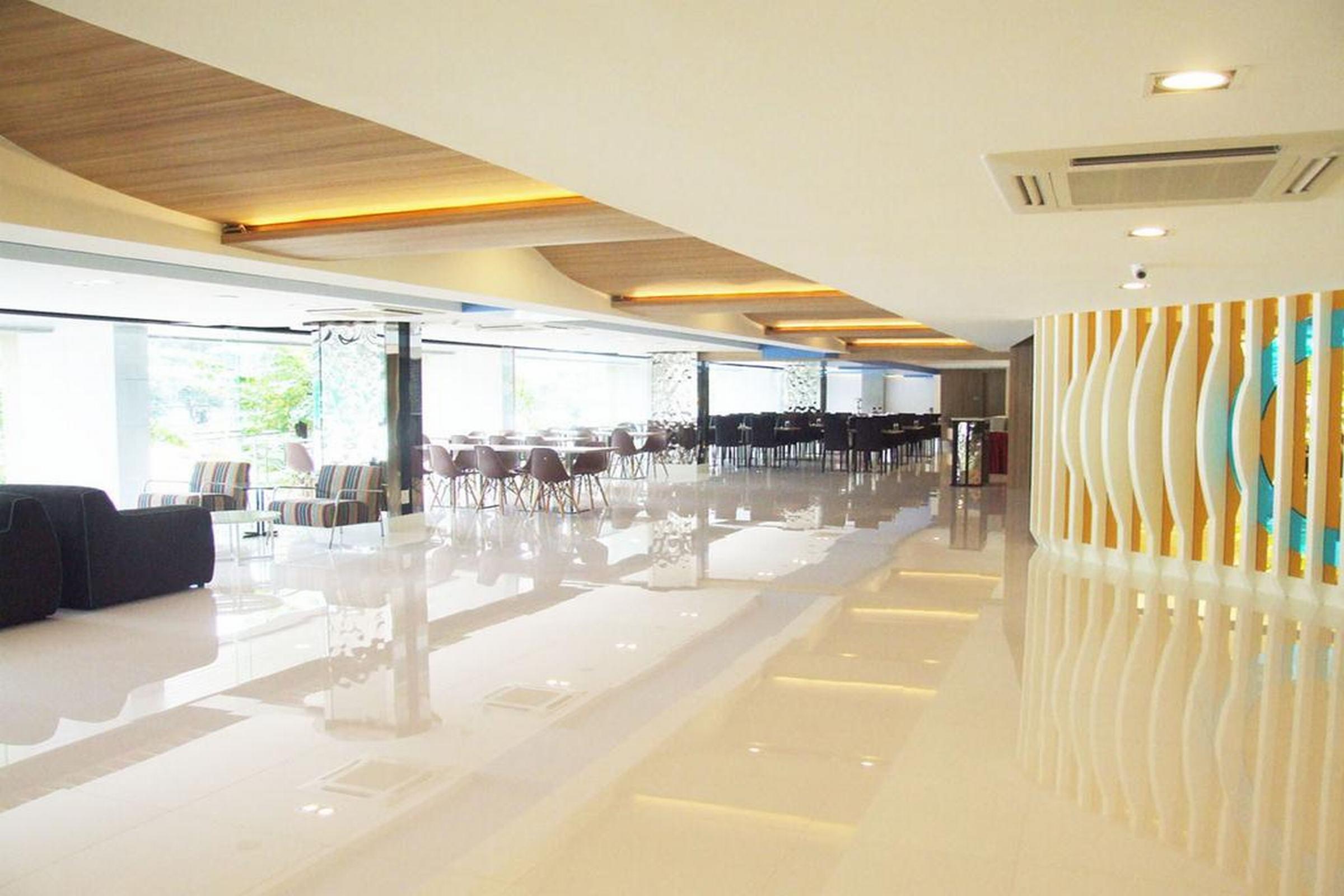 Grand Tower Inn Sathorn Hotel Бангкок Экстерьер фото