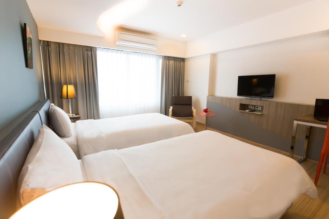 Grand Tower Inn Sathorn Hotel Бангкок Экстерьер фото