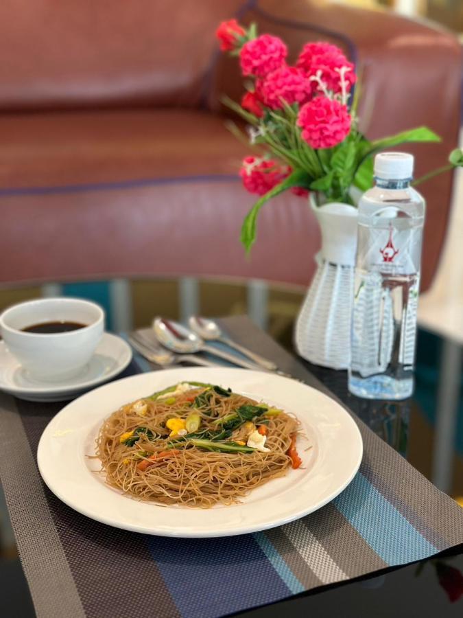 Grand Tower Inn Sathorn Hotel Бангкок Экстерьер фото