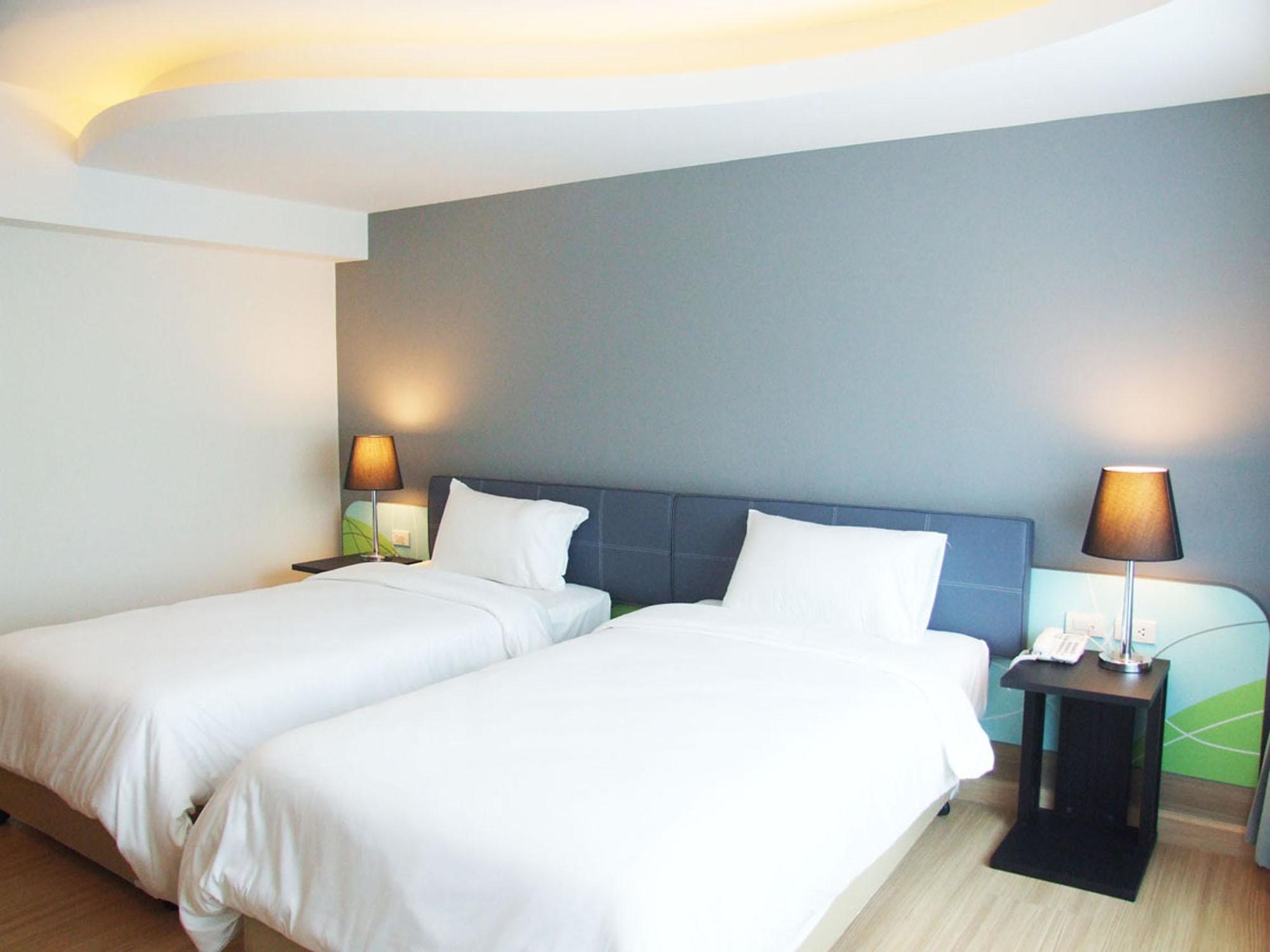 Grand Tower Inn Sathorn Hotel Бангкок Экстерьер фото