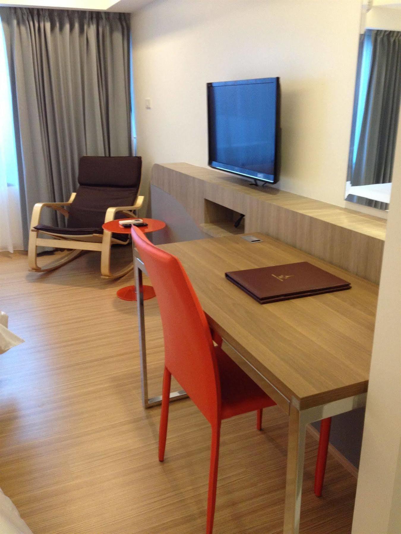 Grand Tower Inn Sathorn Hotel Бангкок Экстерьер фото