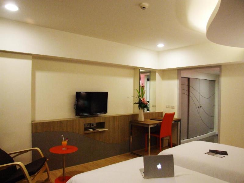 Grand Tower Inn Sathorn Hotel Бангкок Экстерьер фото